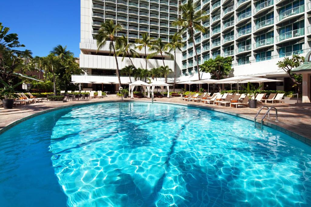 檀香山喜来登凯拉尼公主酒店的酒店前方的大型游泳池