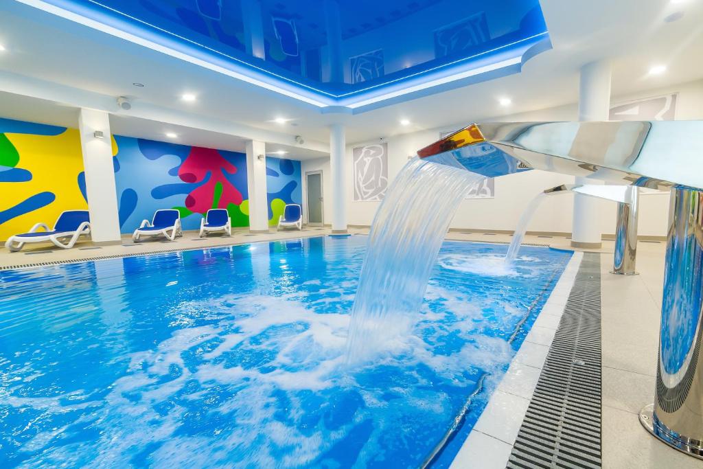 科沃布热格新斯干普酒店的一个带水滑梯的游泳池