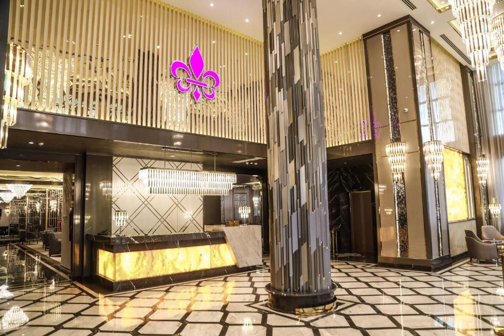 巴库Iris Hotel Baku - Halal Hotel的大楼的大堂,天花板上放着粉红色蝴蝶