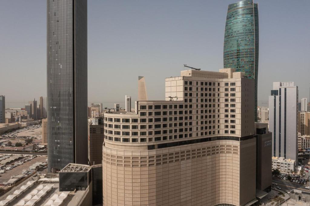 科威特Marriott Executive Apartments Kuwait City的享有城市天际线和高楼的景色