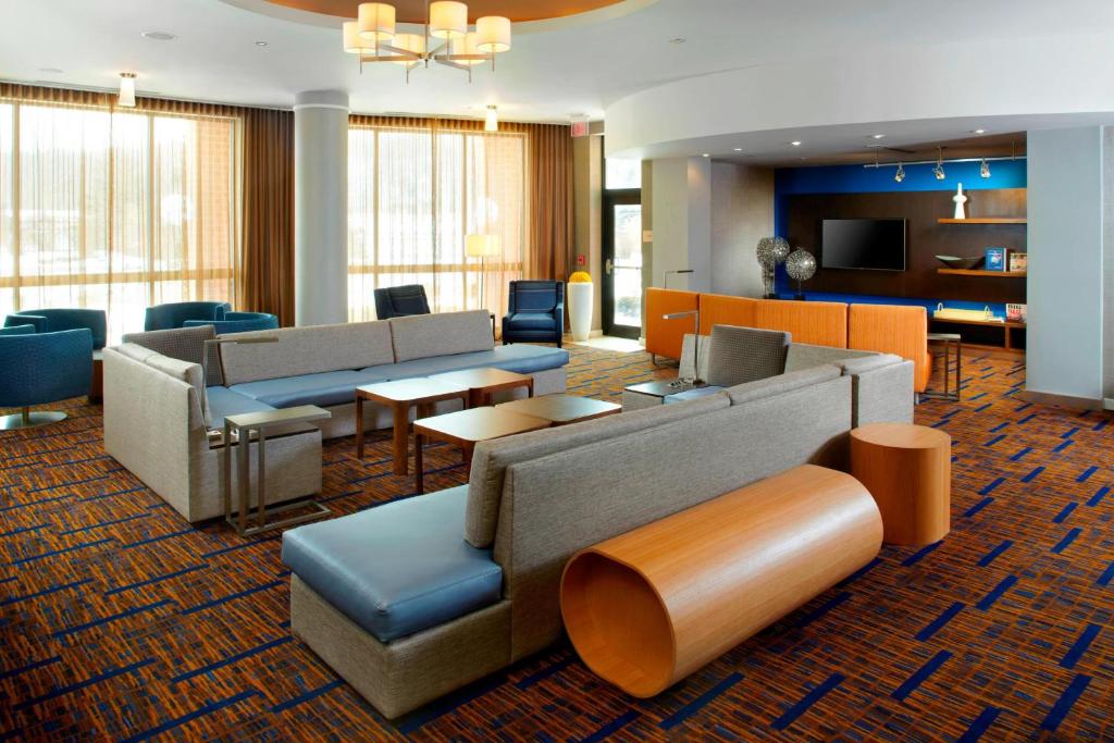 代顿代顿大学万怡酒店的酒店大堂设有沙发和桌椅