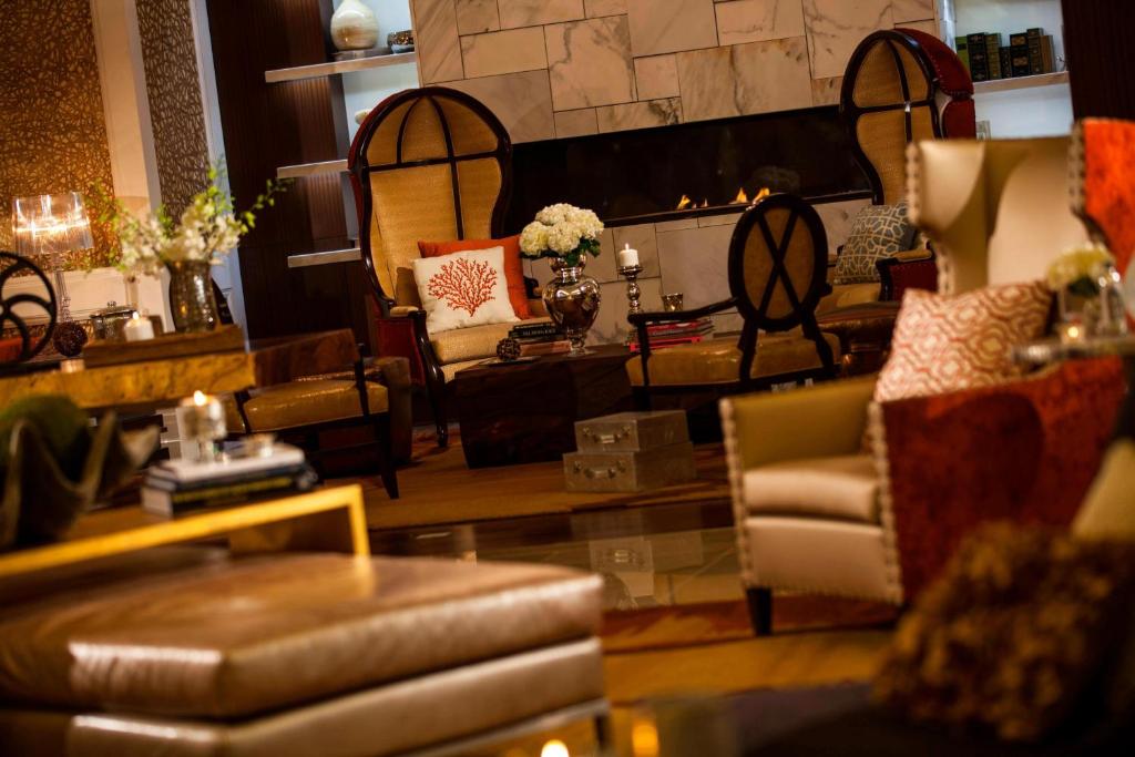 巴吞鲁日巴顿鲁日万丽酒店的客厅配有家具和壁炉