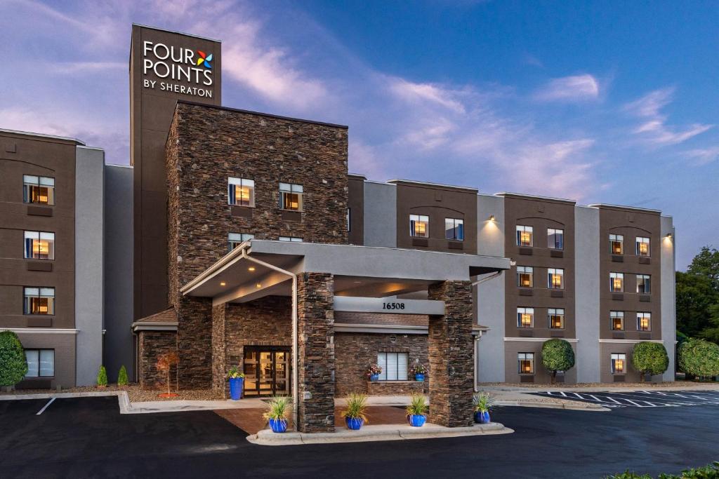 亨特斯维尔Four Points by Sheraton Charlotte - Lake Norman的酒店前方的 ⁇ 染