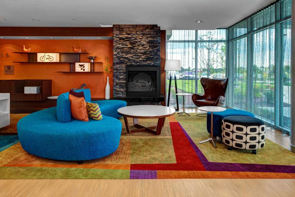 兰辛伊斯特伍德兰辛费尔菲尔德万豪酒店的客厅设有蓝色的沙发和壁炉