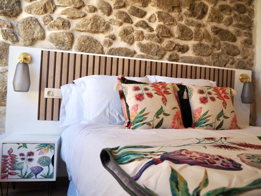 坎德拉里奥La Casa Rebonita ACCESA的一间卧室设有一张床和石墙