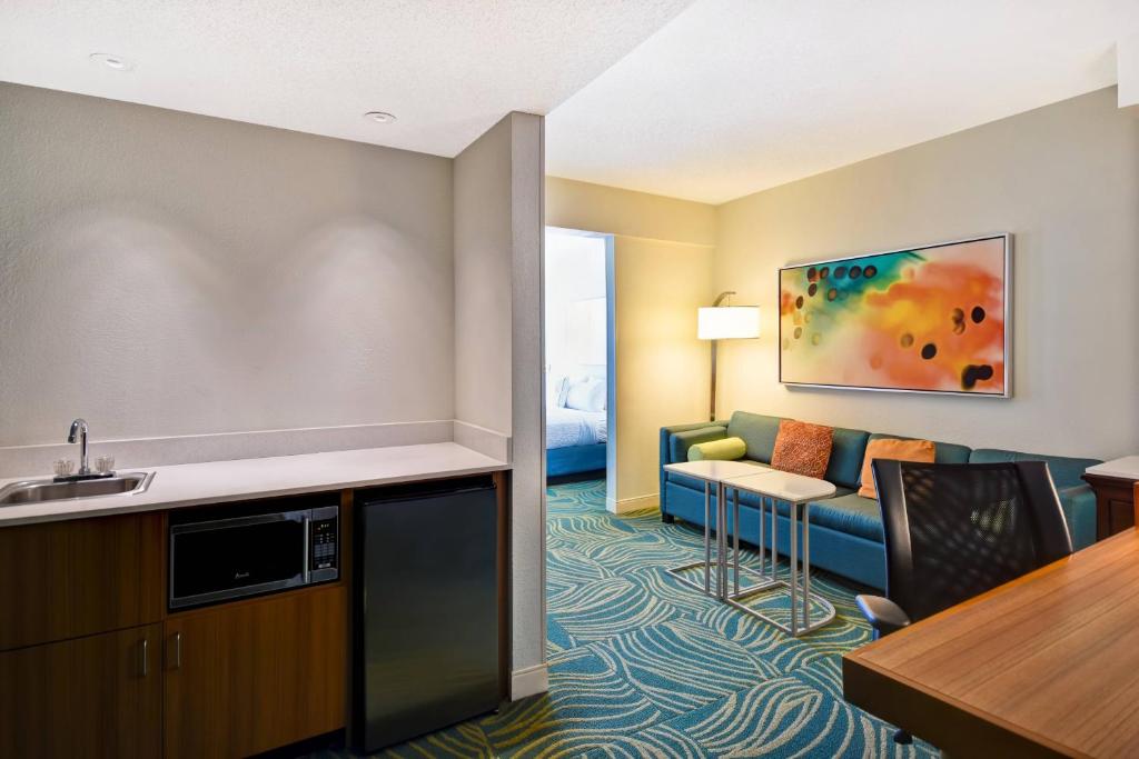 林夕昆高地SpringHill Suites by Marriott Baltimore BWI Airport的酒店客房设有沙发和桌子