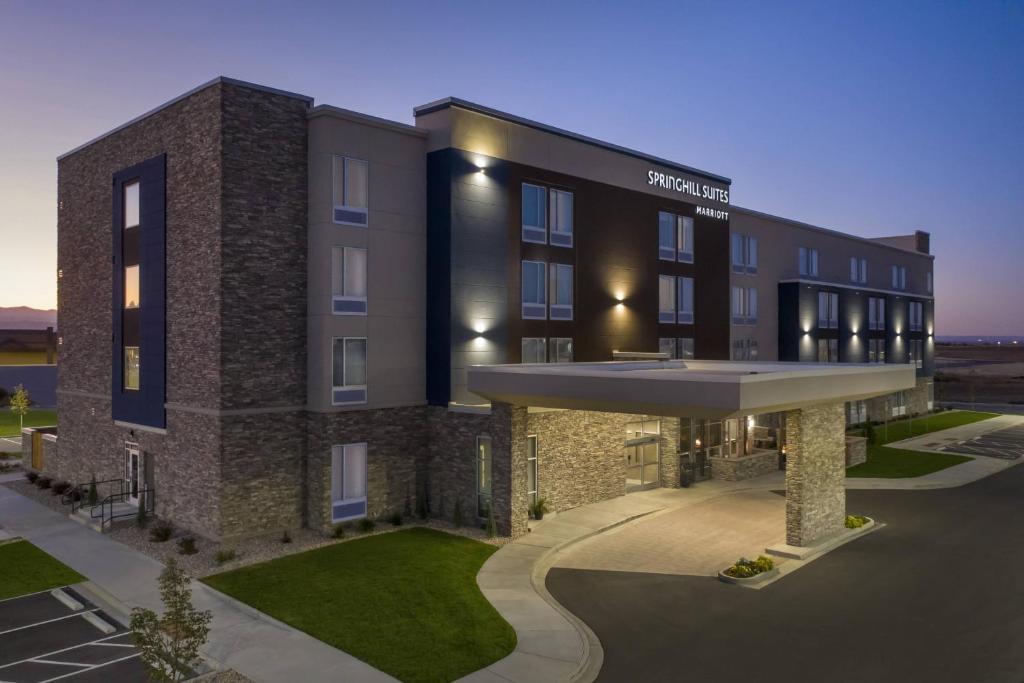 温莎SpringHill Suites by Marriott Loveland Fort Collins/Windsor的建筑物前部的 ⁇ 染