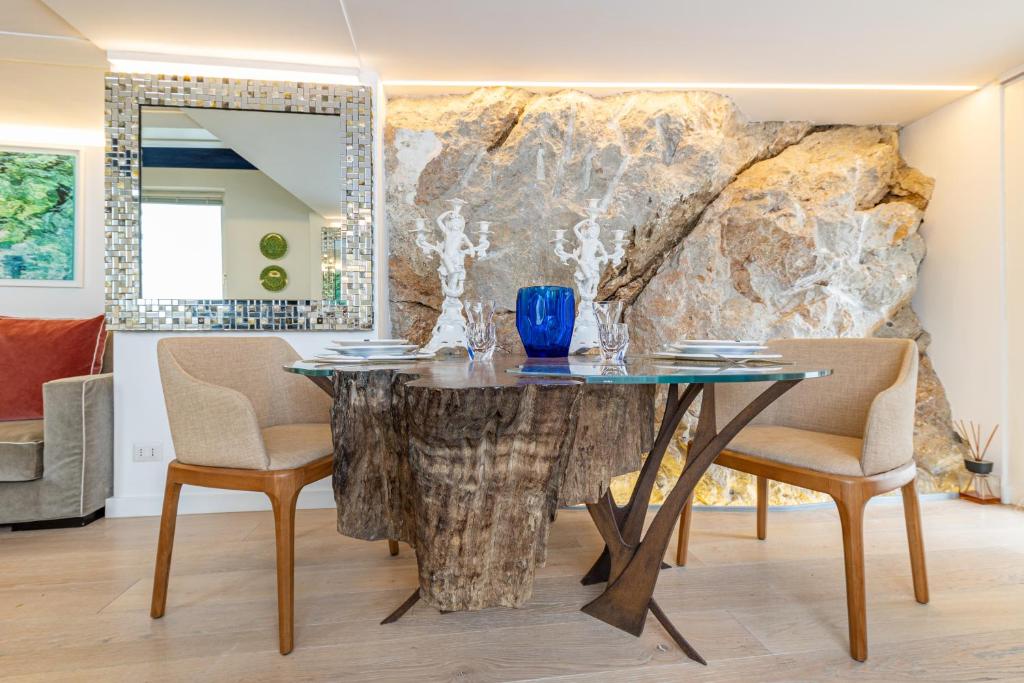 卡普里Casa Boutique by Capri 5 Senses的一间带桌椅的用餐室