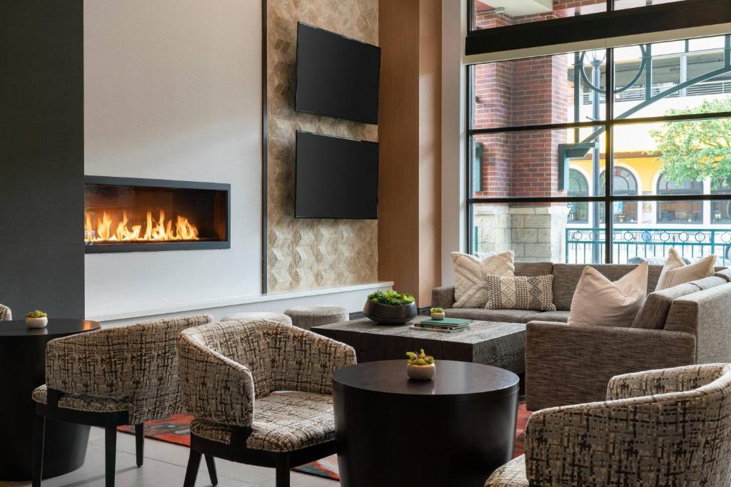 雷德蒙德雷德蒙西雅图万豪酒店的带沙发和壁炉的客厅