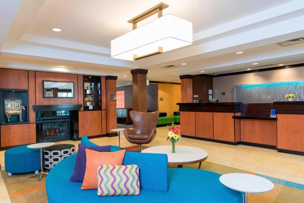 奥马哈奥马哈市中心万豪费尔菲尔德客栈及套房酒店的客厅配有蓝色的沙发和桌子