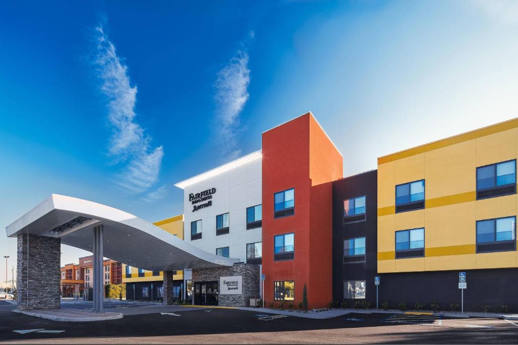 弗雷斯诺Fairfield Inn & Suites by Marriott Fresno Yosemite International Airport的建筑物前遮篷的 ⁇ 染