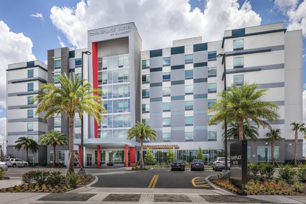 奥兰多TownePlace Suites By Marriott Orlando Southwest Near Universal的一座棕榈树的办公楼