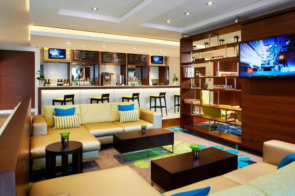 戴斯阿伯丁机场万怡酒店的带沙发和酒吧的客厅