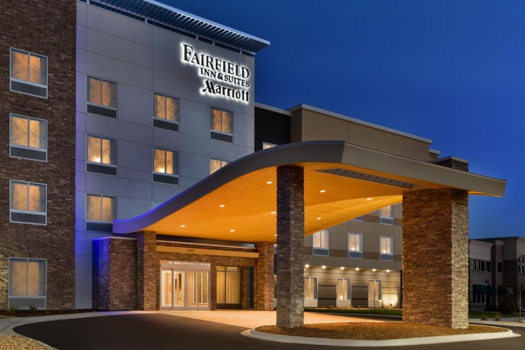 朗蒙特Fairfield Inn & Suites by Marriott Boulder Longmont的夜间进入延长居住中心的 ⁇ 染