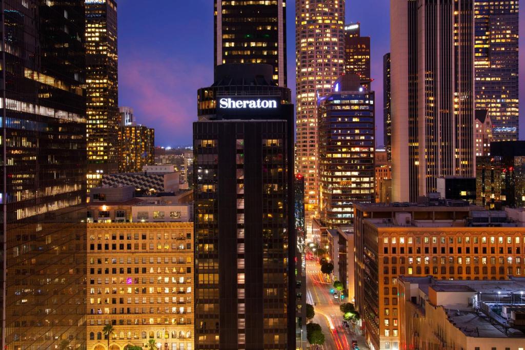洛杉矶洛杉矶喜来登大酒店的一座高大的建筑,上面有城市的标志