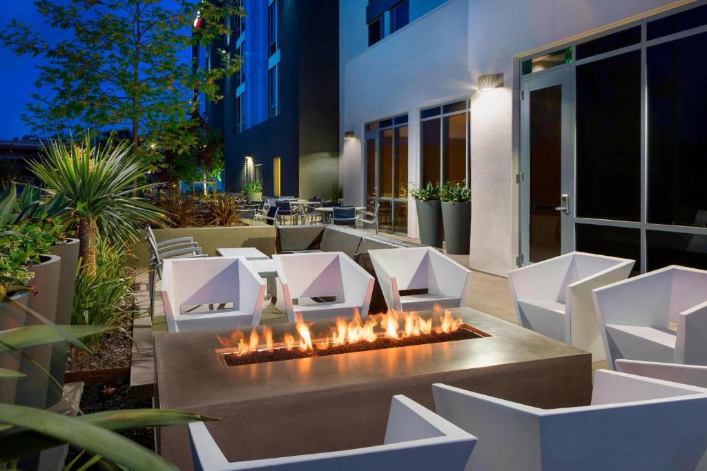 圣地亚哥圣地亚哥米申谷万豪春季山丘套房酒店的一个带火坑和白色椅子的庭院