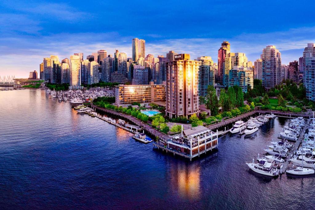 温哥华The Westin Bayshore, Vancouver的水中船只的城市空中景观