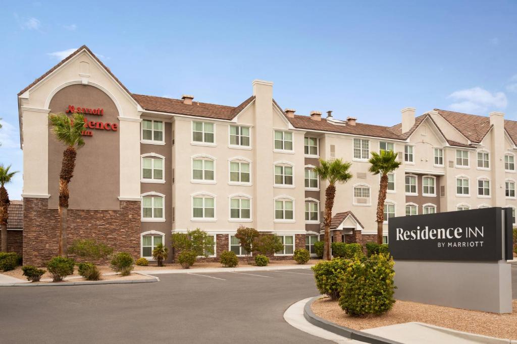 拉斯维加斯Residence Inn By Marriott Las Vegas Stadium Area的建筑前有标志的酒店
