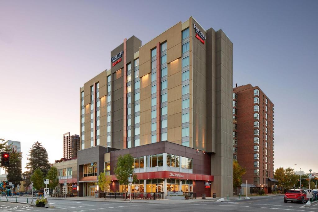 卡尔加里Fairfield Inn & Suites by Marriott Calgary Downtown的街道上的一座大建筑