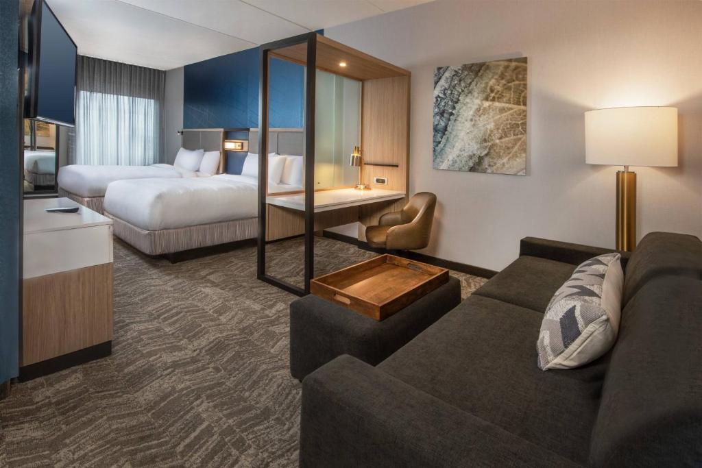 弗雷德里克SpringHill Suites By Marriott Frederick的酒店客房设有一张沙发和一张床