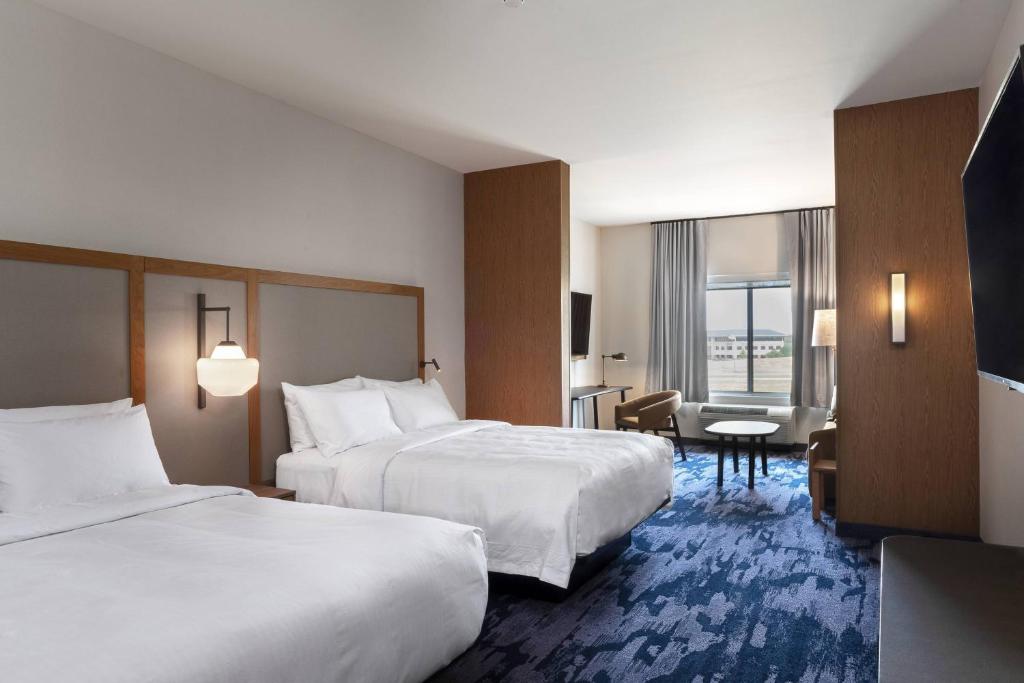 奥法伦Fairfield by Marriott Inn and Suites O Fallon IL的酒店客房设有两张床和一张桌子。