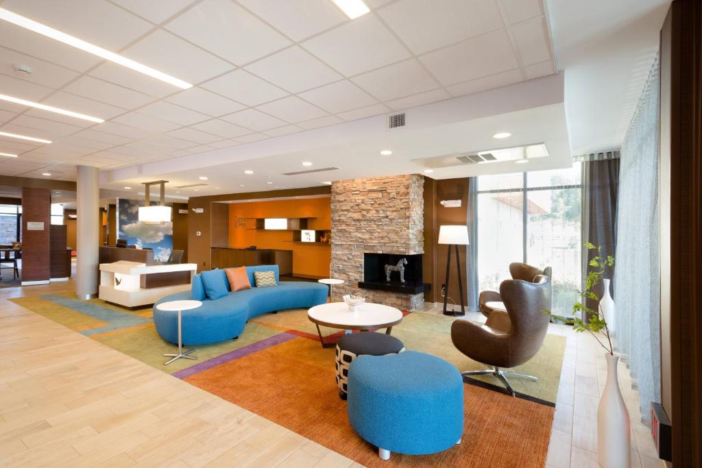 迪科拉Fairfield Inn & Suites by Marriott Decorah的客厅配有蓝色的沙发和椅子