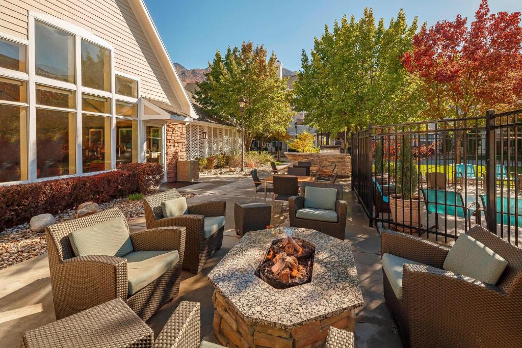 Cottonwood Heights盐湖城杨木住宅旅馆的庭院里设有椅子和火坑