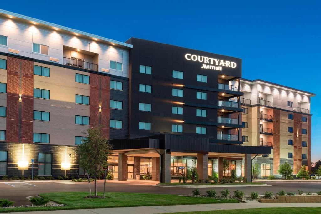 芒特普莱森特Courtyard by Marriott Mt. Pleasant at Central Michigan University的庭院酒店夜间的 ⁇ 染