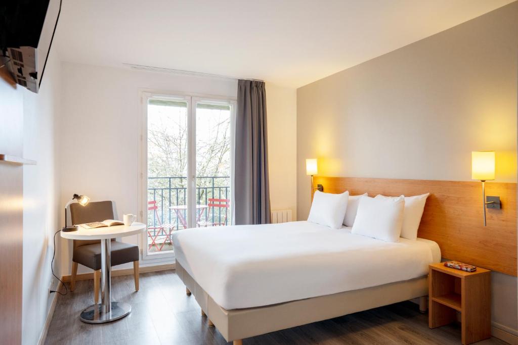 克雷泰伊塞祖尔阿菲尔克雷特尔玛吉斯特尔酒店的酒店客房设有白色的床和窗户。