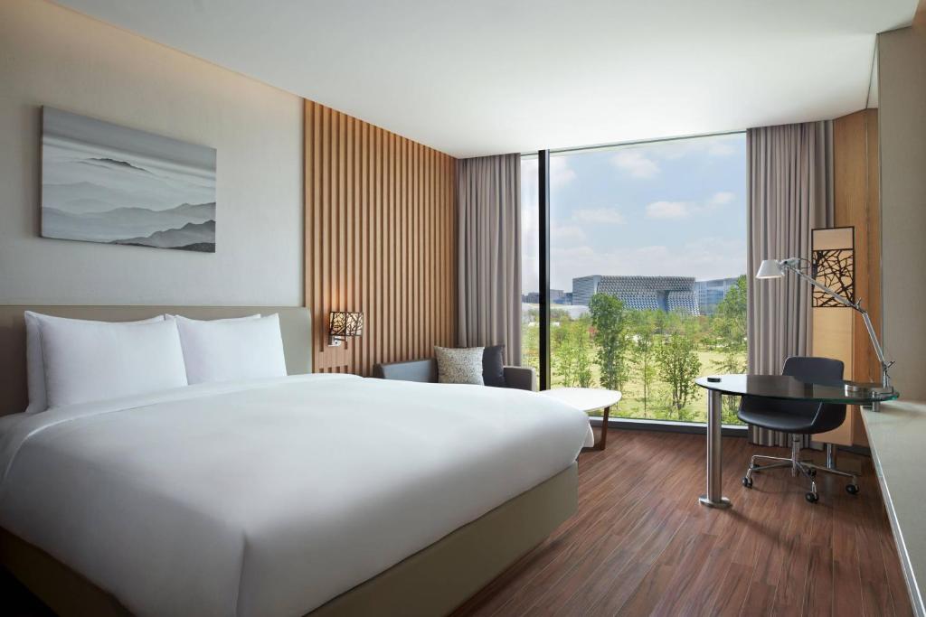 首尔首尔植物园万怡酒店的酒店客房设有一张床和一个大窗户