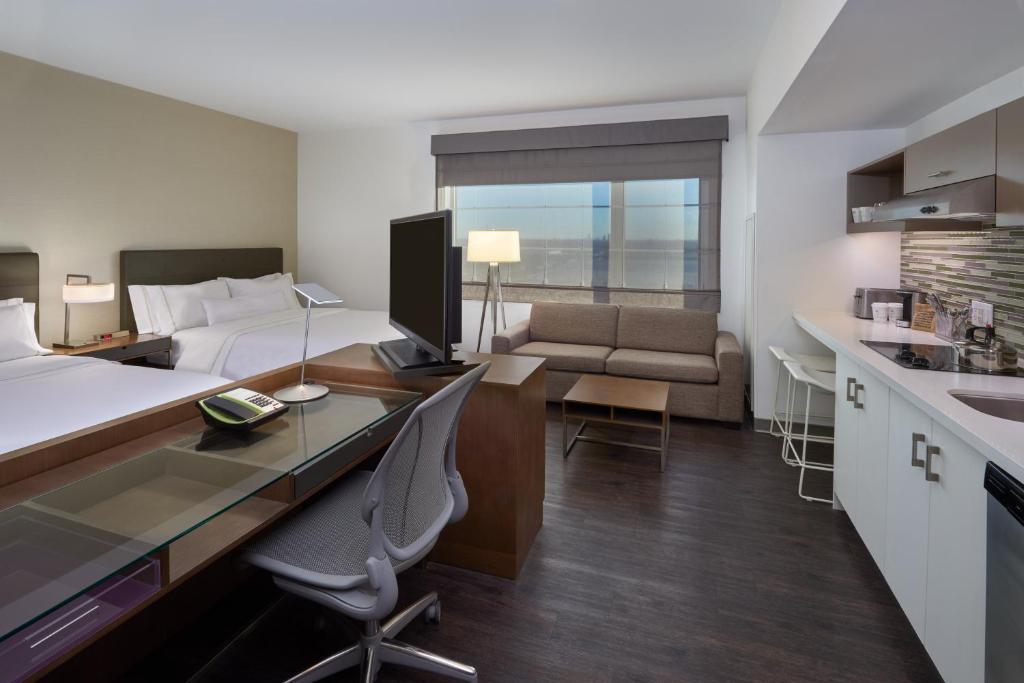 沃恩沃恩西南元素酒店的酒店客房配有一张床、一张书桌和一间厨房。