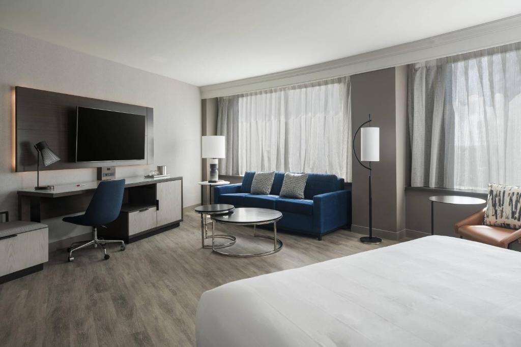 阿林顿水晶城万豪酒店里根国家机场店的酒店客房配有床、沙发和电视。