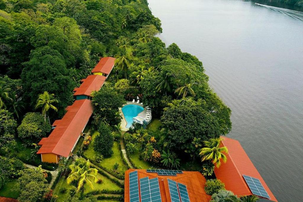 托尔图格罗La Baula Lodge的水面上岛上房屋的空中景观