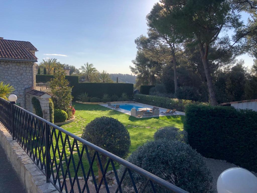 圣保罗-德旺斯Amazing villa for rent的享有带游泳池的庭院景致