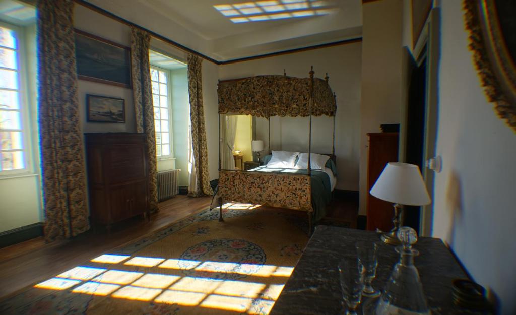NouicChateau du Fraisse的一间卧室设有天蓬床和窗户。