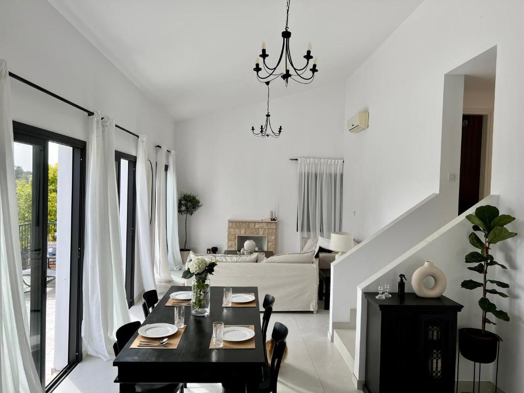 皮斯索里Zeus Holiday Home的白色的客厅配有桌子和沙发