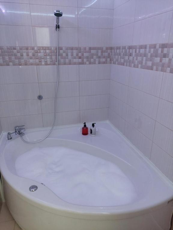 Tris EliesLove Holiday Suite 2的浴缸、淋浴和2瓶