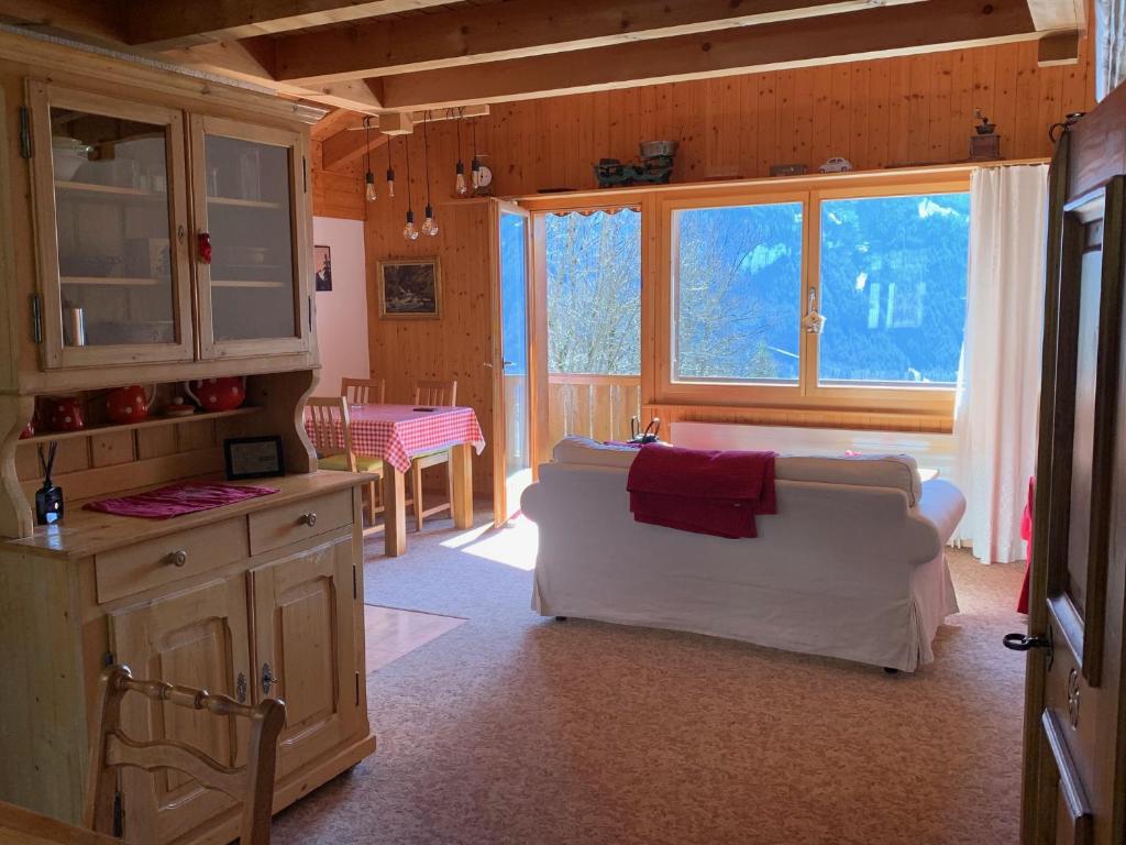 格林德尔瓦尔德Grindelwald-Sunneblick的一间带白色沙发的客厅和一间厨房