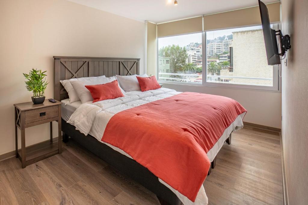维纳德马Praia 58 Reñaca的一间卧室设有一张大床和一个窗户。