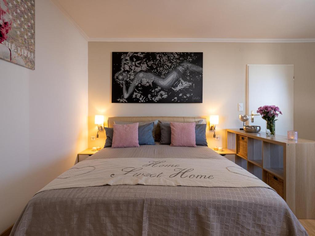 韦斯特兰Ferienwohnung im Herzen vom Sylt的卧室配有一张带粉红色枕头的大床