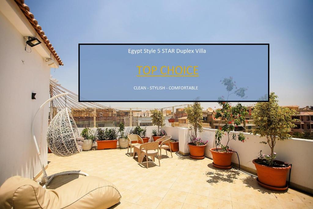 十月六日城Egyptian Style 5 STAR Villa for Friends and Family Gatherings的植物庭院顶部的大屏幕