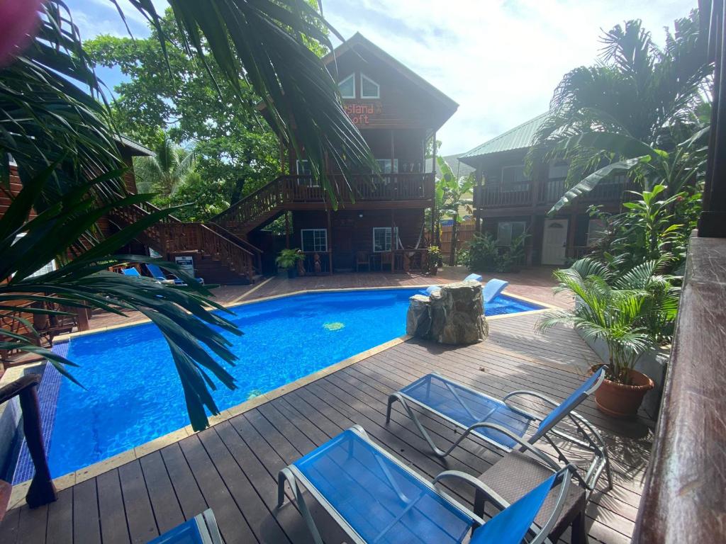 桑迪湾Blue Bahia Resort的一个带椅子的庭院和一个游泳池