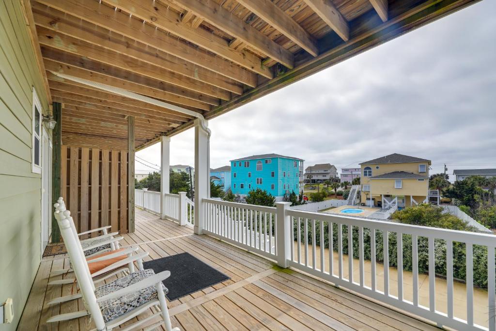 翡翠岛Pet-Friendly Emerald Isle Vacation Rental!的一个带两把椅子的甲板和蓝色的建筑