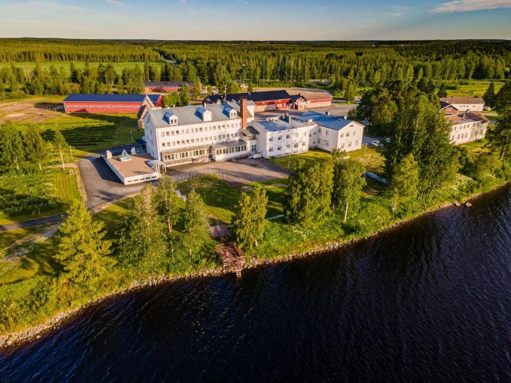 Keminmaa北滩Spa酒店的水面上一座大建筑的空中景观