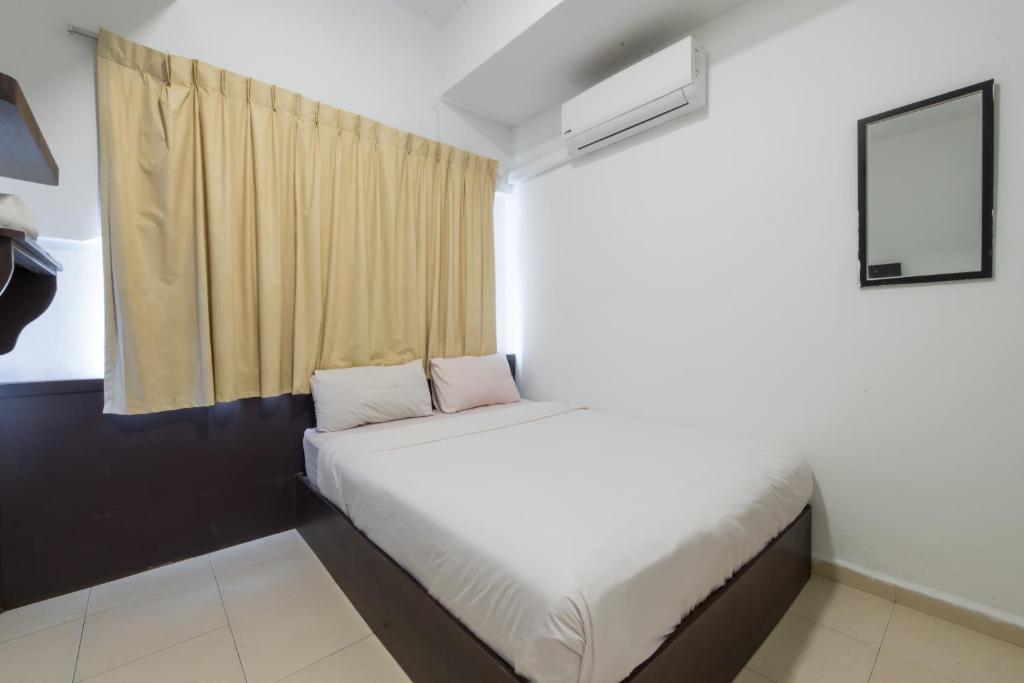 马六甲Hollitel Hotel的一间小卧室,配有床和窗户