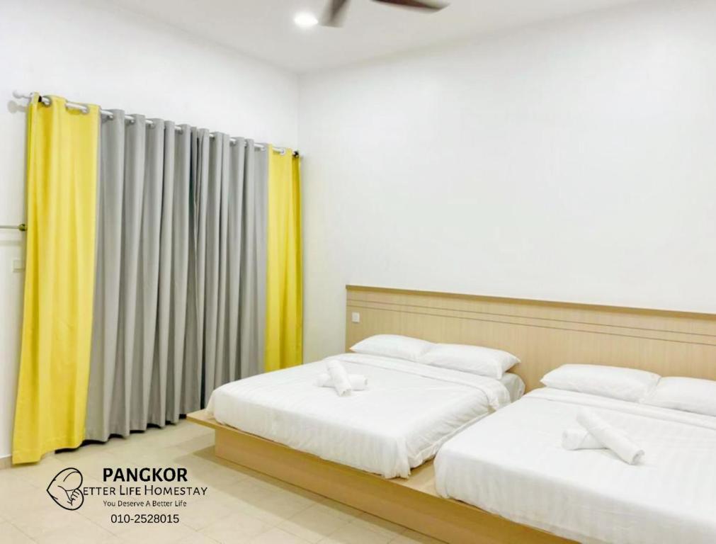 邦咯Pangkor Villa88 Double Storey 3min to Pasir Bogak Beach的配有黄色窗帘的客房内的两张床
