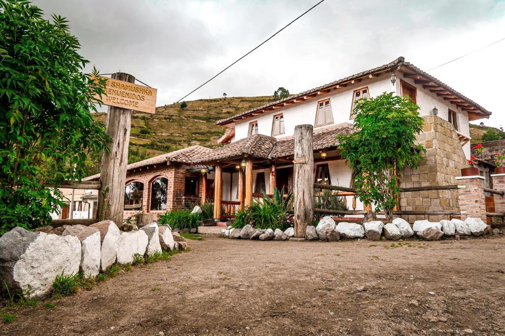 里奥班巴Comunidad La Moya, Calpi的前面有标志的房子