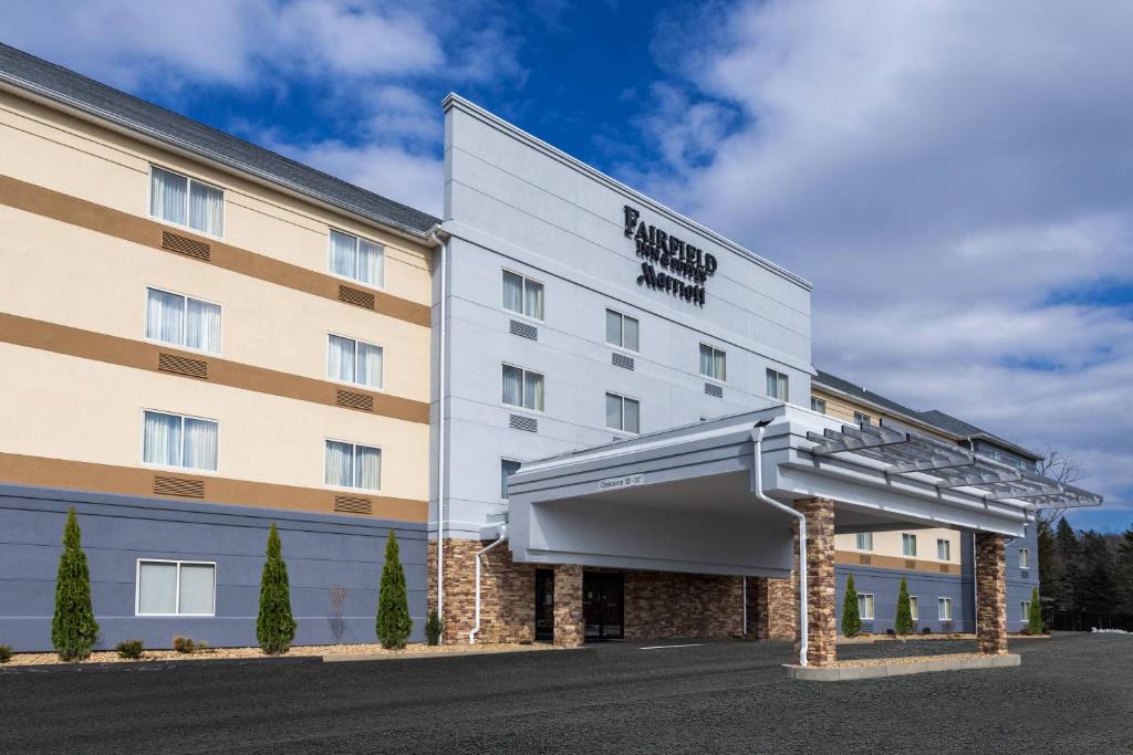 安卡斯维尔Fairfield by Marriott Inn & Suites Uncasville Mohegan Sun Area的酒店前方的 ⁇ 染