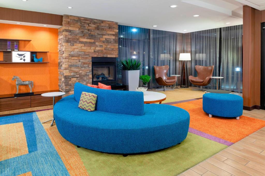 阿拉莫萨Fairfield Inn & Suites by Marriott Alamosa的客厅设有蓝色的沙发和壁炉