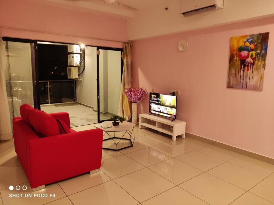 塞贝维HP402- Two Bedroom Apartment- Wifi- Netflix- Parking- Cyberjaya -New, 3061的客厅配有红色椅子和电视